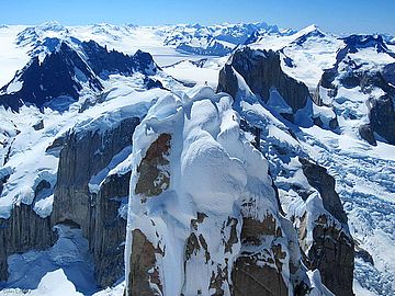 Was für ein atemberaubender Gipfelmoment, festgehalten von Bergsteigern am Cerro Torre: Toni Ponholzer und Peter Ortner am Gipfel des Torre Egger. Februar 2015.